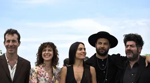 Trabajar o ser libre: el dilema del filme argentino "Los delincuentes" que compite en Cannes