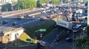 Insólito accidente: un camión terminó cruzado en una subida a la General Paz