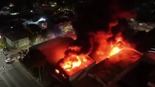Feroz incendio en Mar del Plata destruyó una concesionaria de autos y una ferretería