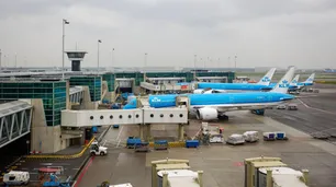 Una persona murió tras ser succionada por la turbina de un avión en el aeropuerto de Ámsterdam