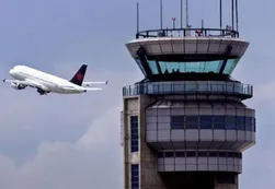 Un piloto cantó "Despacito" y bloqueó la torre de control de Ezeiza