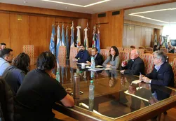 El Gobierno se comprometió a cumplir la ley de Emergencia Social