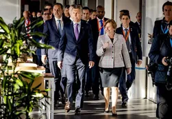 Macri se reunió con el primer ministro tras visitar la Corte Penal Internacional