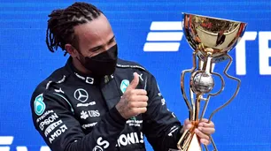 El piloto Lewis Hamilton se cambiará el apellido en honor a su madre