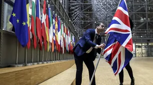 El Brexit se hizo realidad: la bandera del Reino Unido es retirada de la Unión Europea