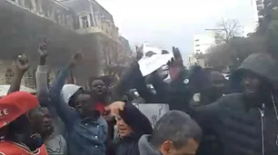 Senegaleses cantaron la marcha peronista en repudio a la detención de manteros