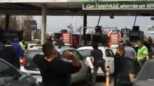 Video | Piqueteros y automovilistas se enfrentaron a piedrazos en el peaje de Dock Sud
