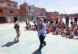 Con teatro y fútbol, llevan Shakespeare a las villas