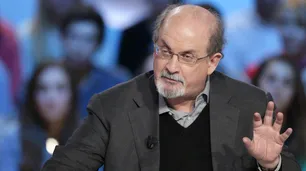 Quién es Salman Rushdie, el escritor apuñalado que hace 30 años estaba en la mira de Irán