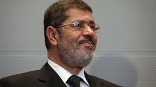 El expresidente egipcio Mohamed Morsi murió en un tribunal mientras lo juzgaban
