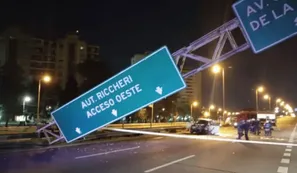 Brutal choque en General Paz: una camioneta impactó contra un cartel de tránsito