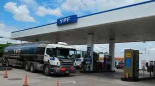 El barril criollo mejora las perspectivas de caja de YPF, según Fitch