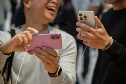 Las ventas de iPhone cayeron 5% por decepción ante la ausencia de Apple Intelligence