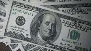 El dólar blue cerró en baja este viernes 15 de mayo y el Banco Central volvió a comprar dólares