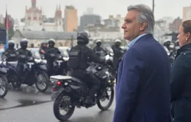 Llaryora entregó 600 motos a la Policía y pidió "endurecer las penas para los motochorros"