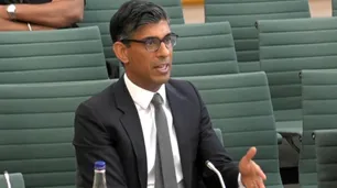 Quién es Rishi Sunak, el "niño de oro" de origen indio que podría reemplazar a Boris Johnson