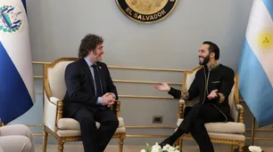 Nayib Bukele se diferencia de Milei y amenaza con perseguir a comerciantes "como hicimos con las pandillas"