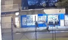 Video | Un motochorro terminó probando sus propias balas en Laferrere