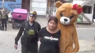 San Valentín tras las rejas: un policía se disfrazó de oso gigante para detener a una mujer acusada de narcotráfico