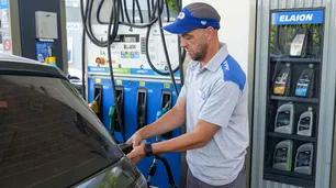 Agosto empezó con subas de precios en las naftas: cuánto aumentaron YPF y otras empresas privadas