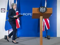 May se reúne hoy con Merkel y Macron mientras enfrenta "tormenta de fuego" en su país