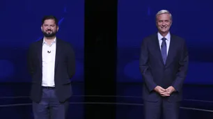 Tenso debate de Kast y Boric en Chile: el candidato de izquierda mostró un test de drogas
