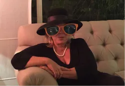Insólita foto de Carrió, "esperando la carroza"