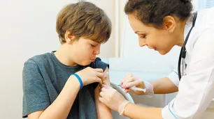 Postergan la vacuna de la meningitis de los 11 años y hay polémica