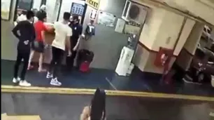Video | Un joven noqueó a un playero de un estacionamiento porque encontró su auto rayado