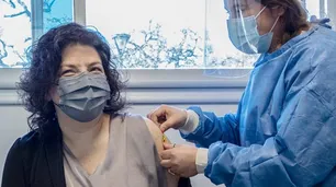 Carla Vizzotti decidió no esperar a Sputnik y se aplicó la segunda dosis de Moderna