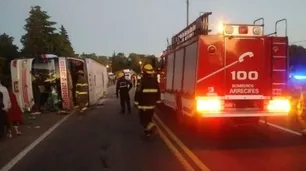 Un micro chocó en Arrecifes y otro volcó en la Ruta 2, hay heridos graves