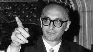 Hace 65 años, Arturo Frondizi le soltaba la mano a Balbín y llegaba al poder con Perón