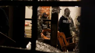 Enmascarados atacan los campamentos propalestinos en Los Ángeles, después del desalojo del edificio de la Universidad de Columbia