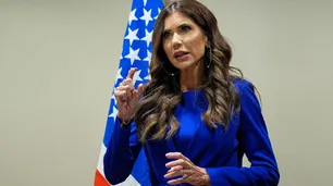 Kristi Noem, la secretaria de Seguridad de Estados Unidos, estaba bajo extorsión por fotos sexuales de su marido