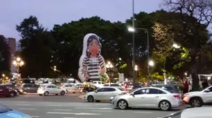 Instalaron un inflable de Cristina Kirchner presa en frente de la Facultad de Derecho de la UBA