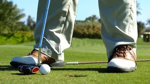 Ni palos de golf y ni esquíes: el Gobierno limitó su importación por no ser fundamentales