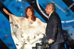 Asumió Alberto Fernández (II): al lado de CFK, parece Dylan
