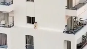 Una nena de 2 años salió a caminar por una cornisa y quedó grabada en video