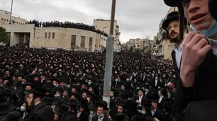 Israel: miles de religiosos desafían el confinamiento en dos funerales multitudinarios
