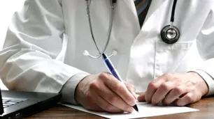 Los médicos cobrarán un bono a los pacientes por las consultas por prepagas y obras sociales