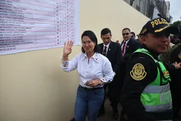 Fujimori toma ligera ventaja en reñida segunda vuelta en Perú