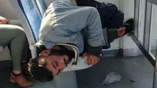 Insólito video: se le atoró la cabeza en un asiento y hubo demoras en el tren Roca