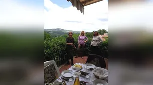 La reapertura parcial de Italia incluye bar, amigos y un abrazo tanguero