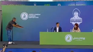 Un campeón del mundo del 86 le hizo una reverencia a Cristina Kirchner en pleno acto en Avellaneda