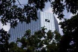 Deutsche Bank evalúa reestructurarse como compañía controladora