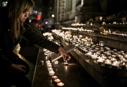 Golpeada y en estado de alerta, París vivió el día después de los atentados entre ofrendas y amenazas