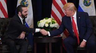 Donald Trump no recibió a Javier Milei pero si a Bukele: le agradecerá por recibir a sus miles de deportados