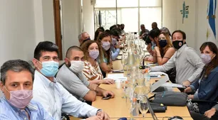 Kicillof ofreció 54% de aumento salarial acumulado a empleados estatales