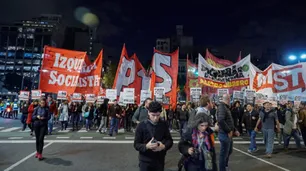 La izquierda marcha al Congreso para rechazar el proyecto de renegociación de la deuda
