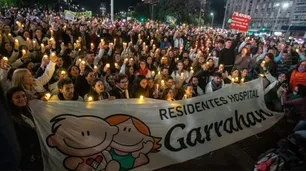 Los residentes del Garrahan marcharon con velas al Obelisco, a la espera de un aumento formal